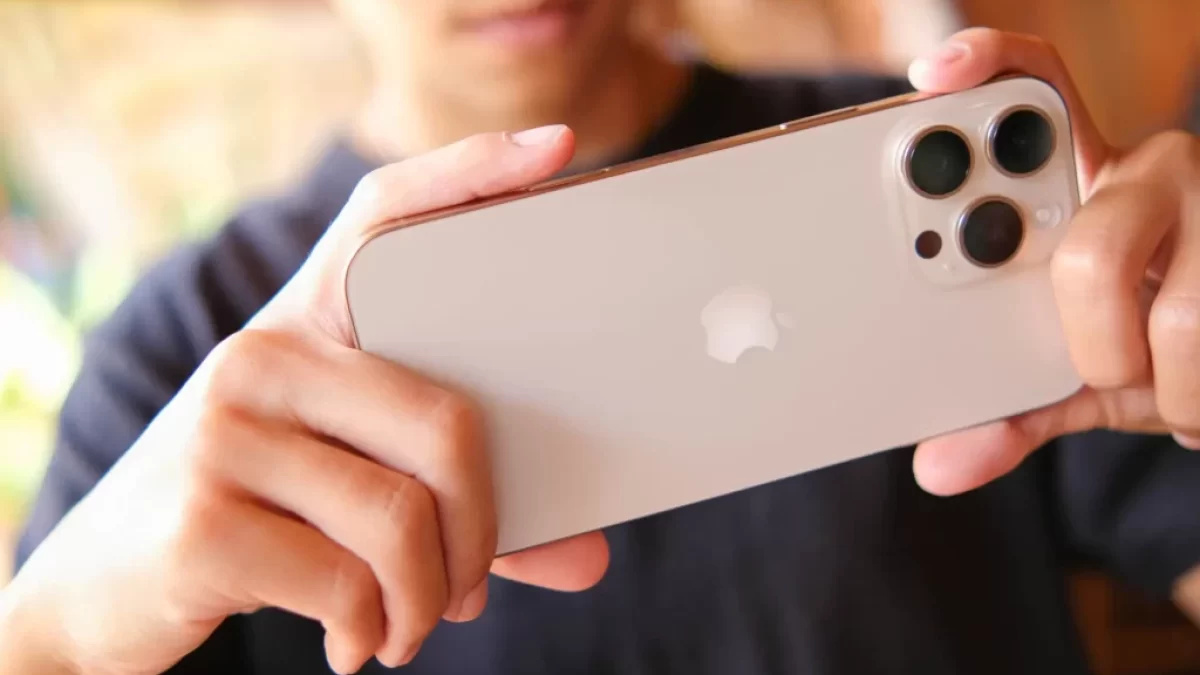 Muž fotící na iPhone