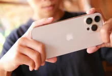 Muž fotící na iPhone