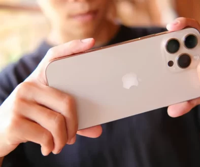 Muž fotící na iPhone