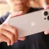 Muž fotící na iPhone