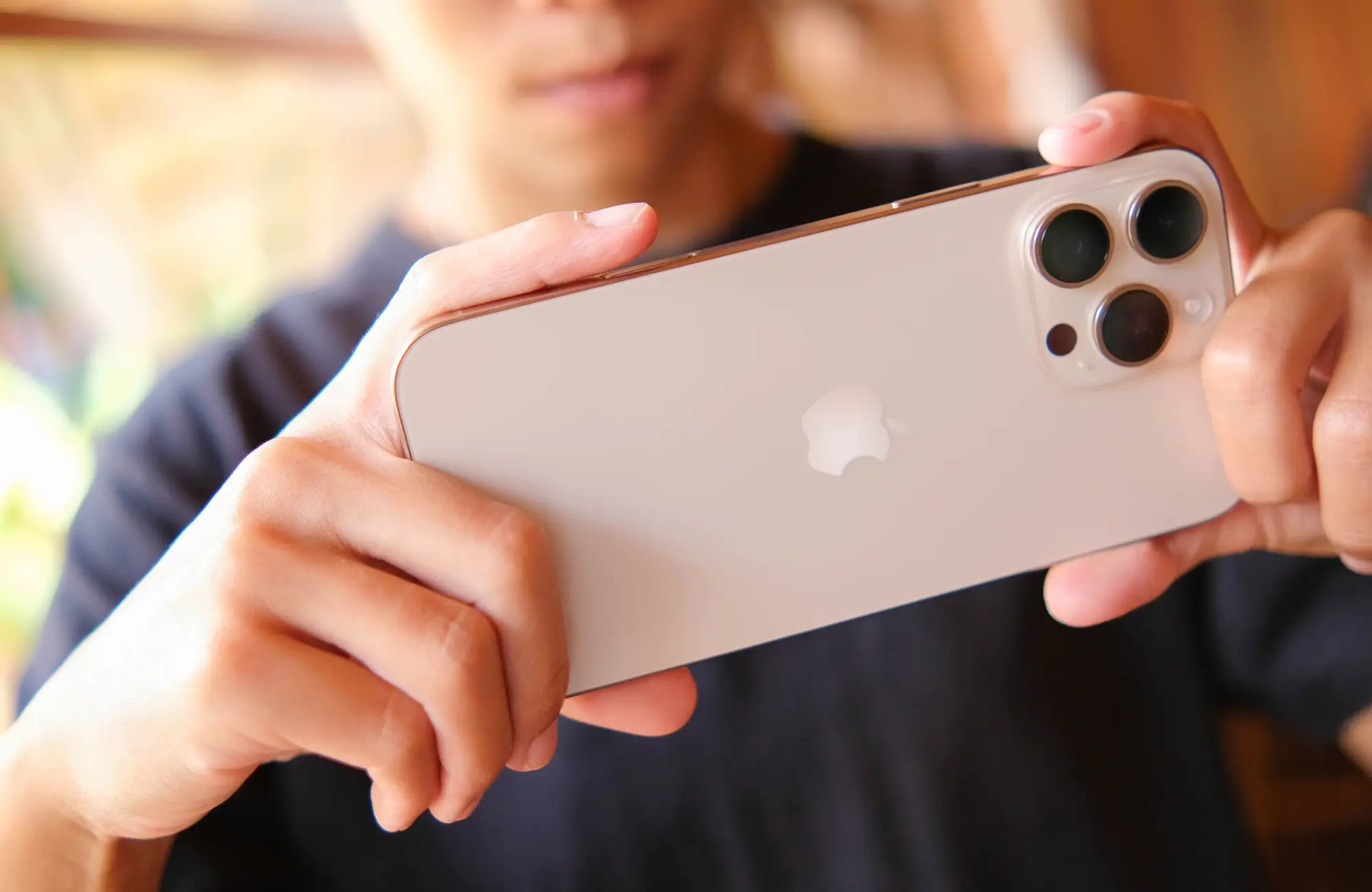 Muž fotící na iPhone