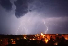 Blesky nad městem
