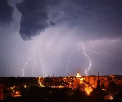 Blesky nad městem