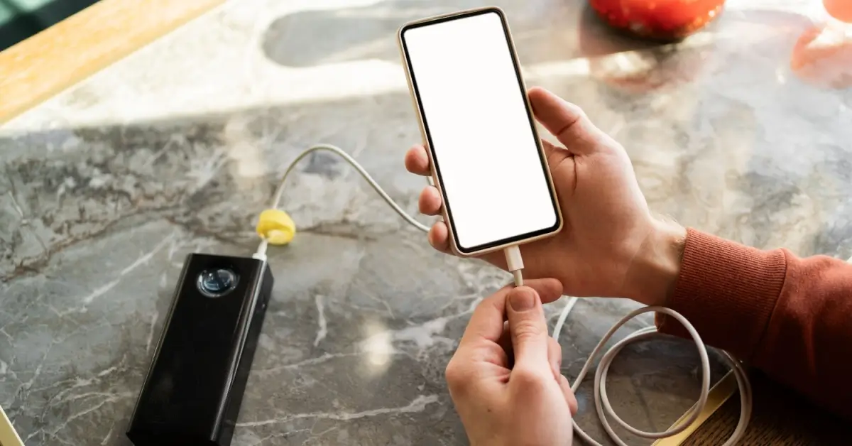 Shutterstock_2561254545 - SportDeník nabíjení telefonu