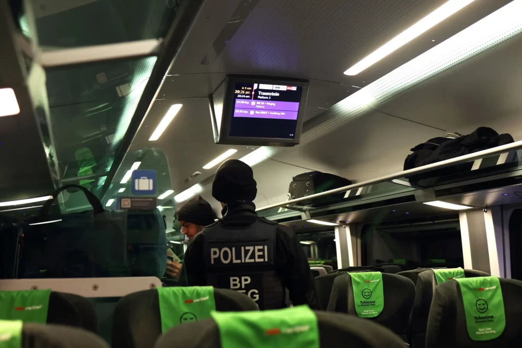 Shutterstock_2562527013 - SportDeník Německá policie prochzející vlak