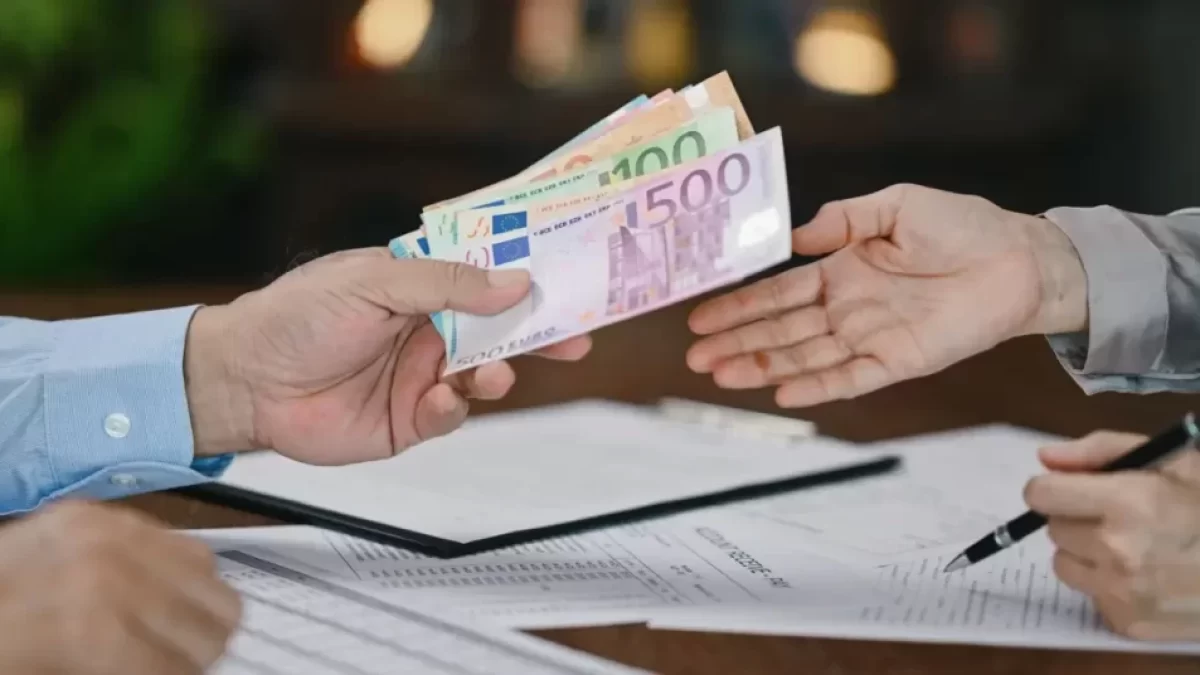 Změna měny na euro, muž předává peníze druhému