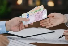 Změna měny na euro, muž předává peníze druhému