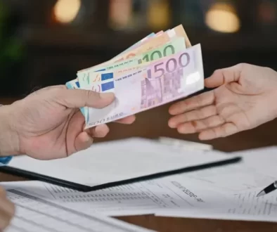 Změna měny na euro, muž předává peníze druhému