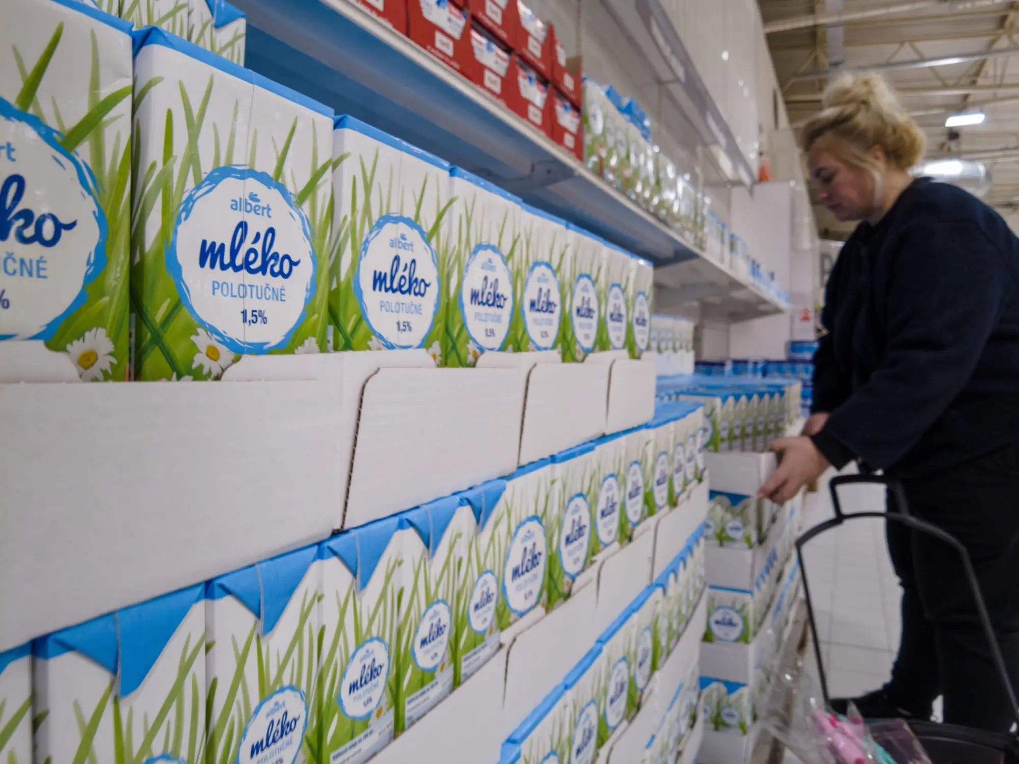 Shutterstock_2571387493 - SportDeník Žena nakupující mléko v supermarketu