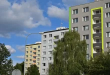 Řada tří moderních panelových domů