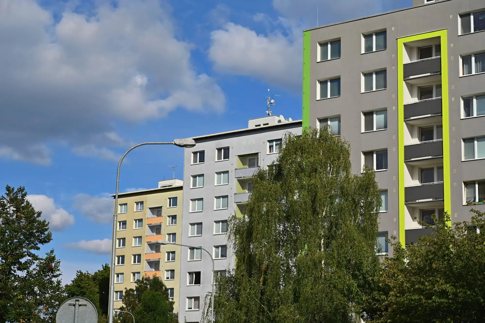 Řada tří moderních panelových domů