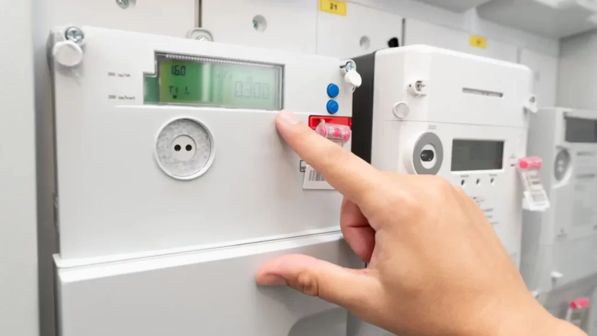 Muž ukazuje na elektroměr