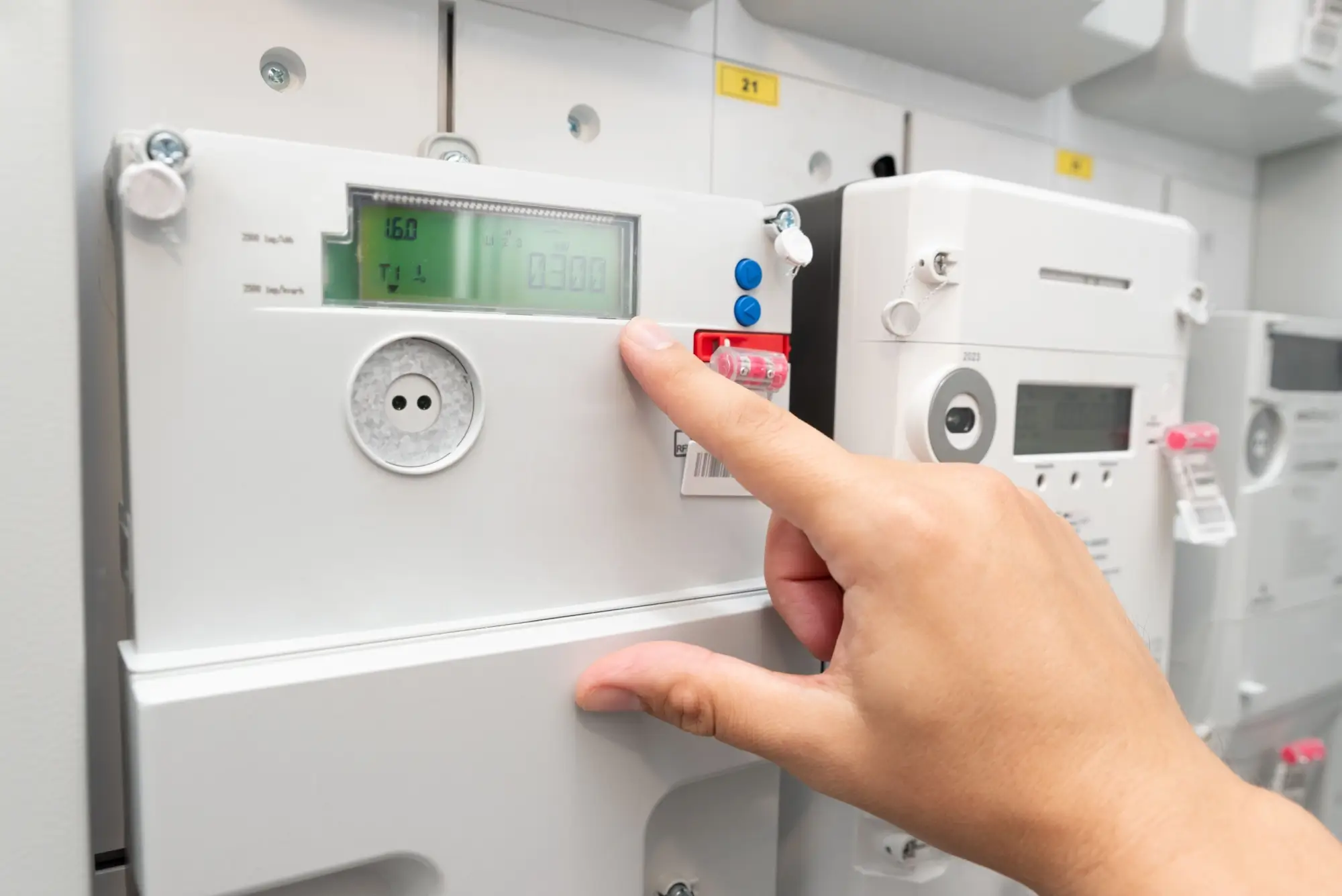 Muž ukazuje na elektroměr