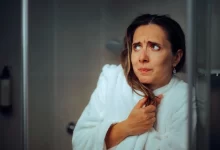 Vystrašená žena v koupelně