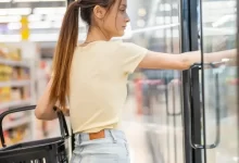 Žena nakupující v obchodě, vybírá si potraviny