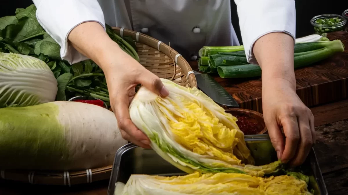 Kuchař připravuje kimchi