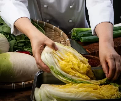 Kuchař připravuje kimchi