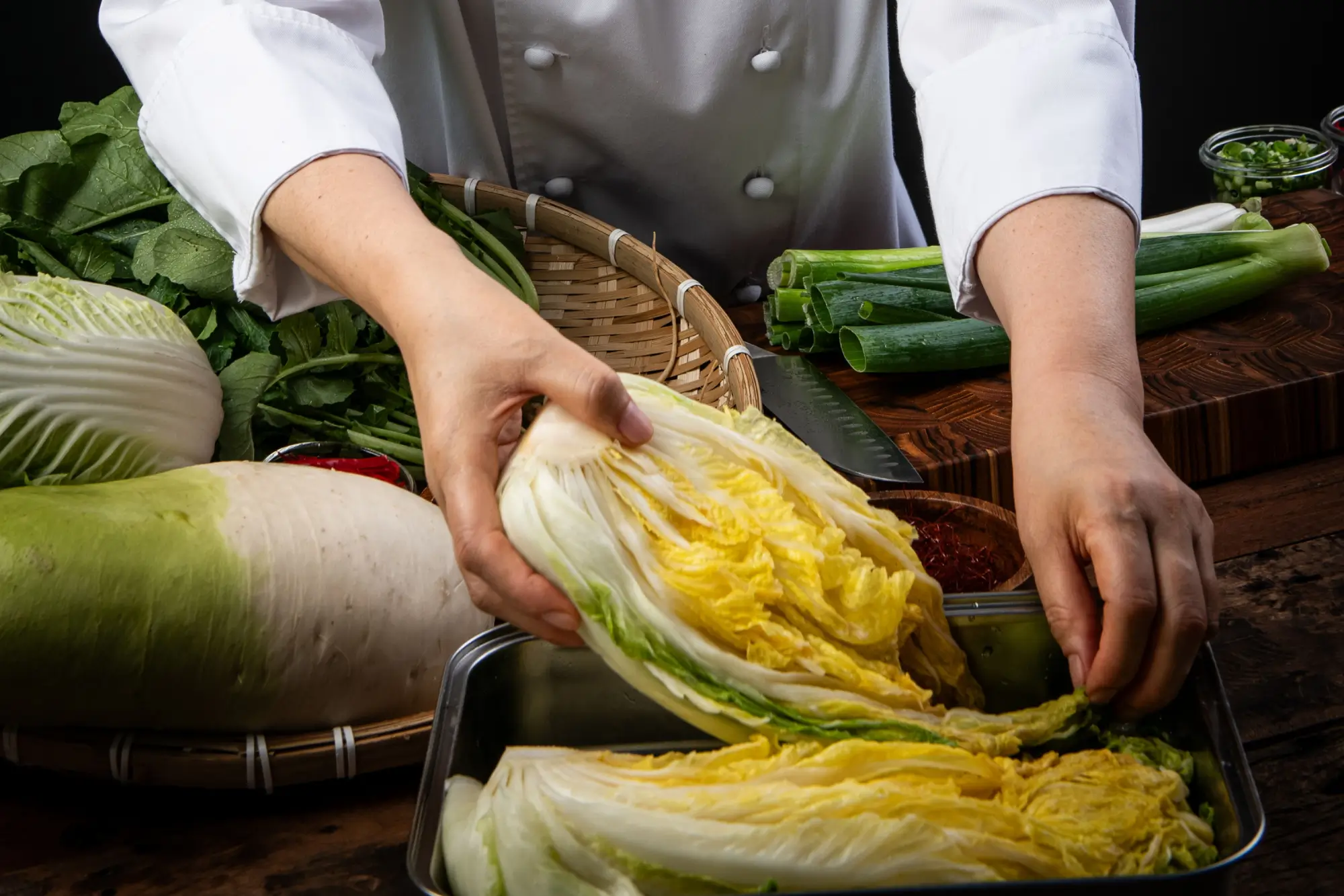 Kuchař připravuje kimchi