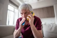 Telefonující senior s platební kartou