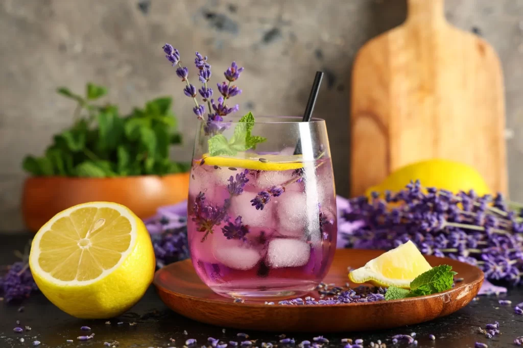 - SportDeník Sklenice levandulové limonády s ledem a plátkem citronu.