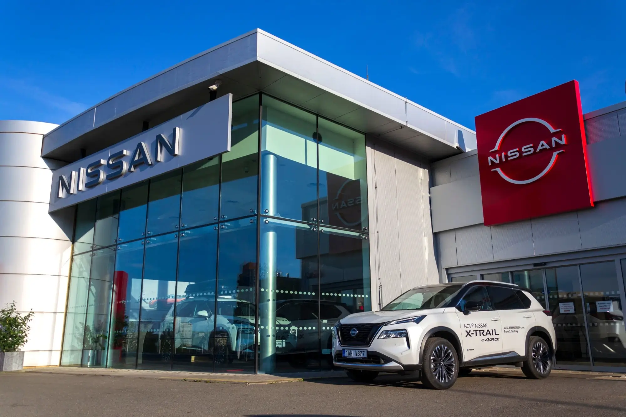 Shutterstock_2611892099 - SportDeník Prodejna Nissan v Praze