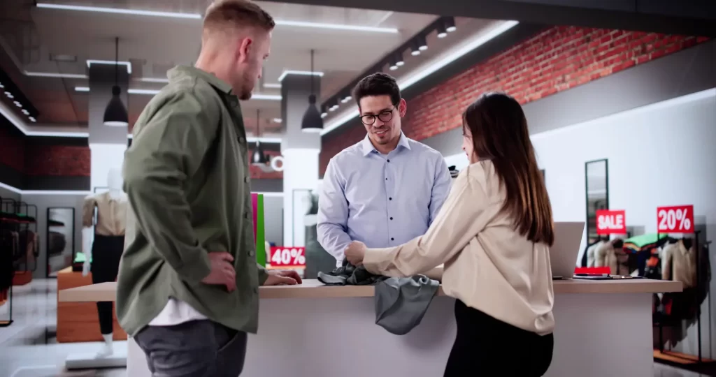 Mladý pár reklamující zboží v obchodě