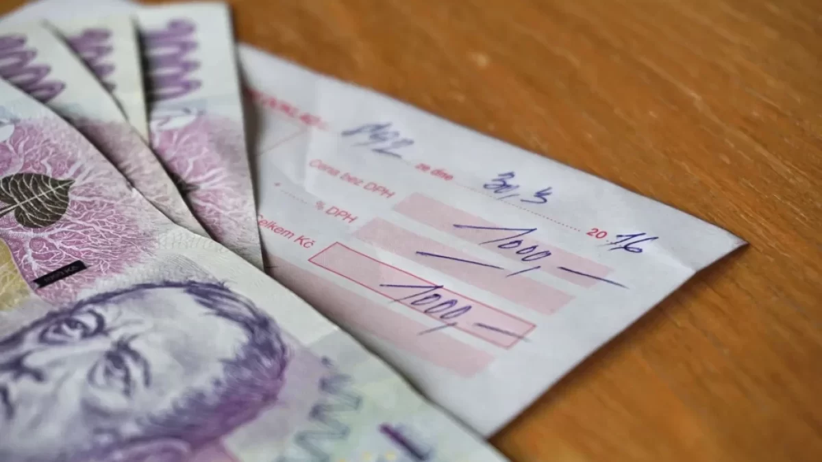 Poštovní složenka s českými bankovkami