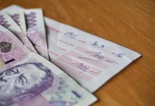 Poštovní složenka s českými bankovkami