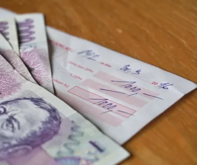 Poštovní složenka s českými bankovkami