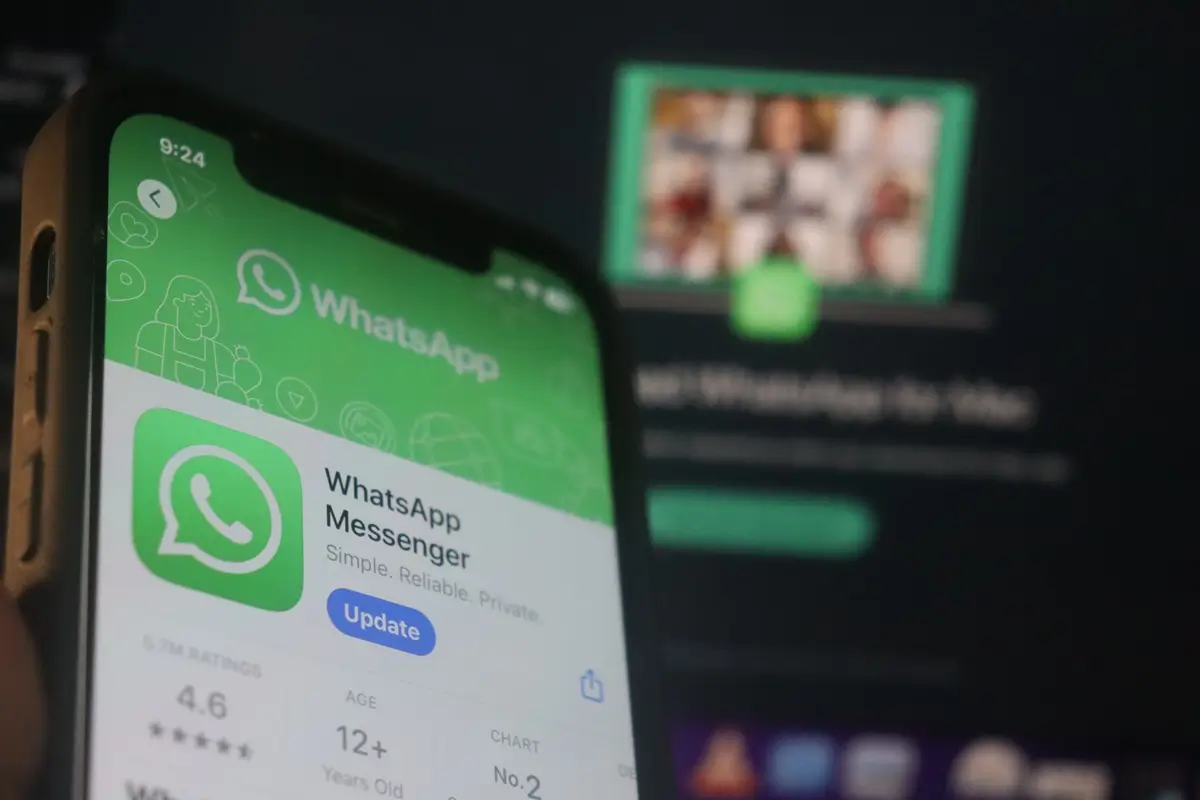 WhatsApp 2 1 - SportDeník Mobilní telefon s aplikací WhatsApp na obrazovce