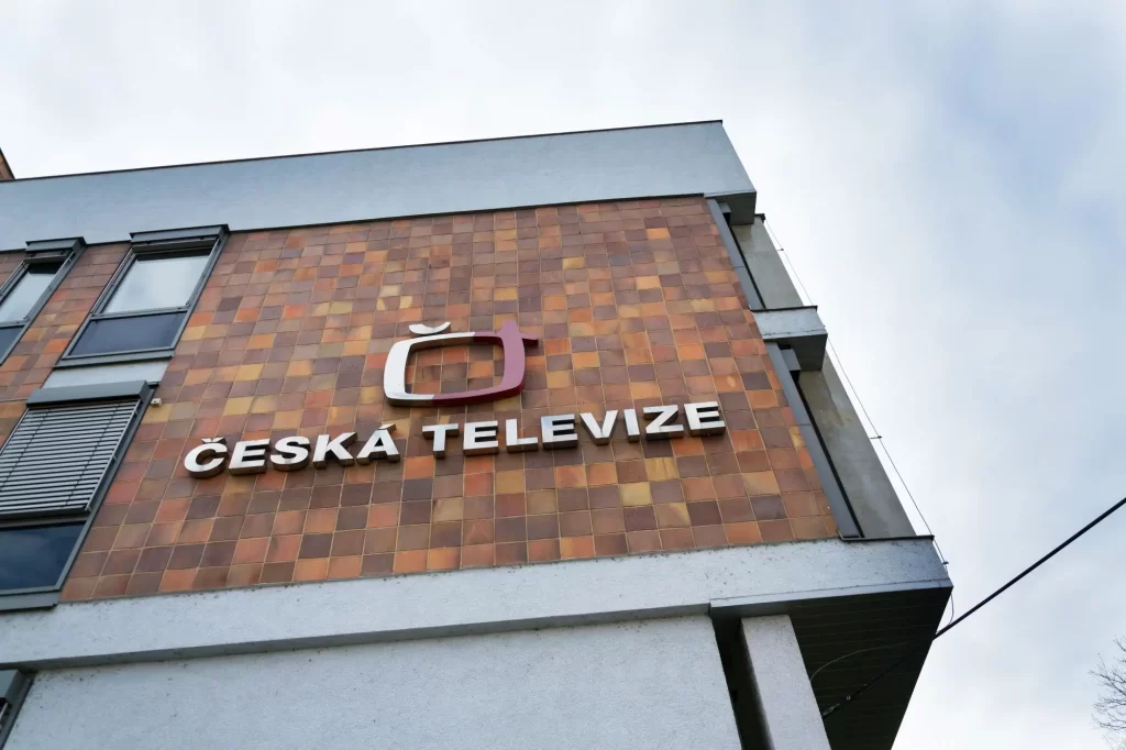 Česká televize i rozhlas od vás budou chtít své peníze a pokud celou situaci nenapravíte, hrozí vám sankce. - SportDeník budova České televize