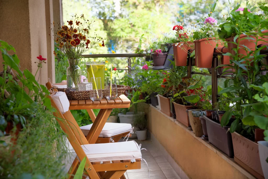 shutterstock_1111026284_optimized - SportDeník balkon plný rostlin