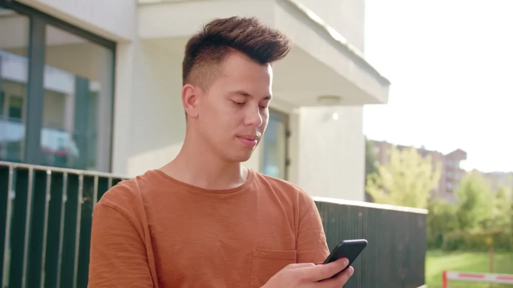 Změní se vám život. Očekávejte dobré zprávy - SportDeník muž na telefonu