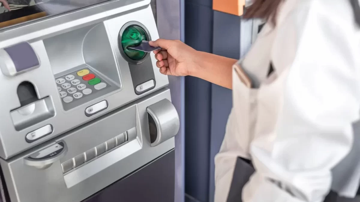 žena vybírá peníze u bankomatu