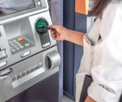 žena vybírá peníze u bankomatu