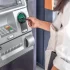 žena vybírá peníze u bankomatu