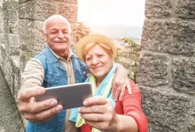 Senioři fotící selfie na hradě