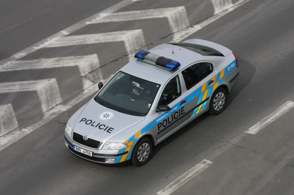 Pokud máte propadlou technickou, může vás zastavit policejní hlídka. - SportDeník policejní auto v pohybu na silnici
