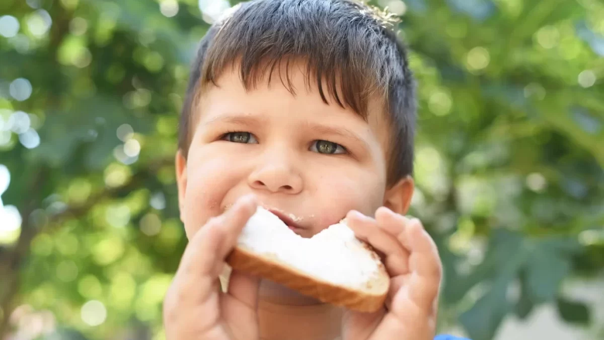 kluk jí chleba se sádlem