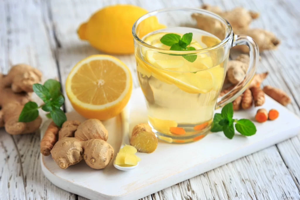 shutterstock_1705656334_optimized - SportDeník čaj s citronem a zázvorem