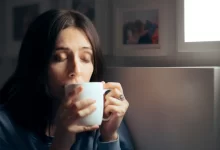 žena pijící nápoj z hrnečku