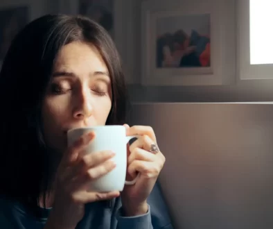 žena pijící nápoj z hrnečku