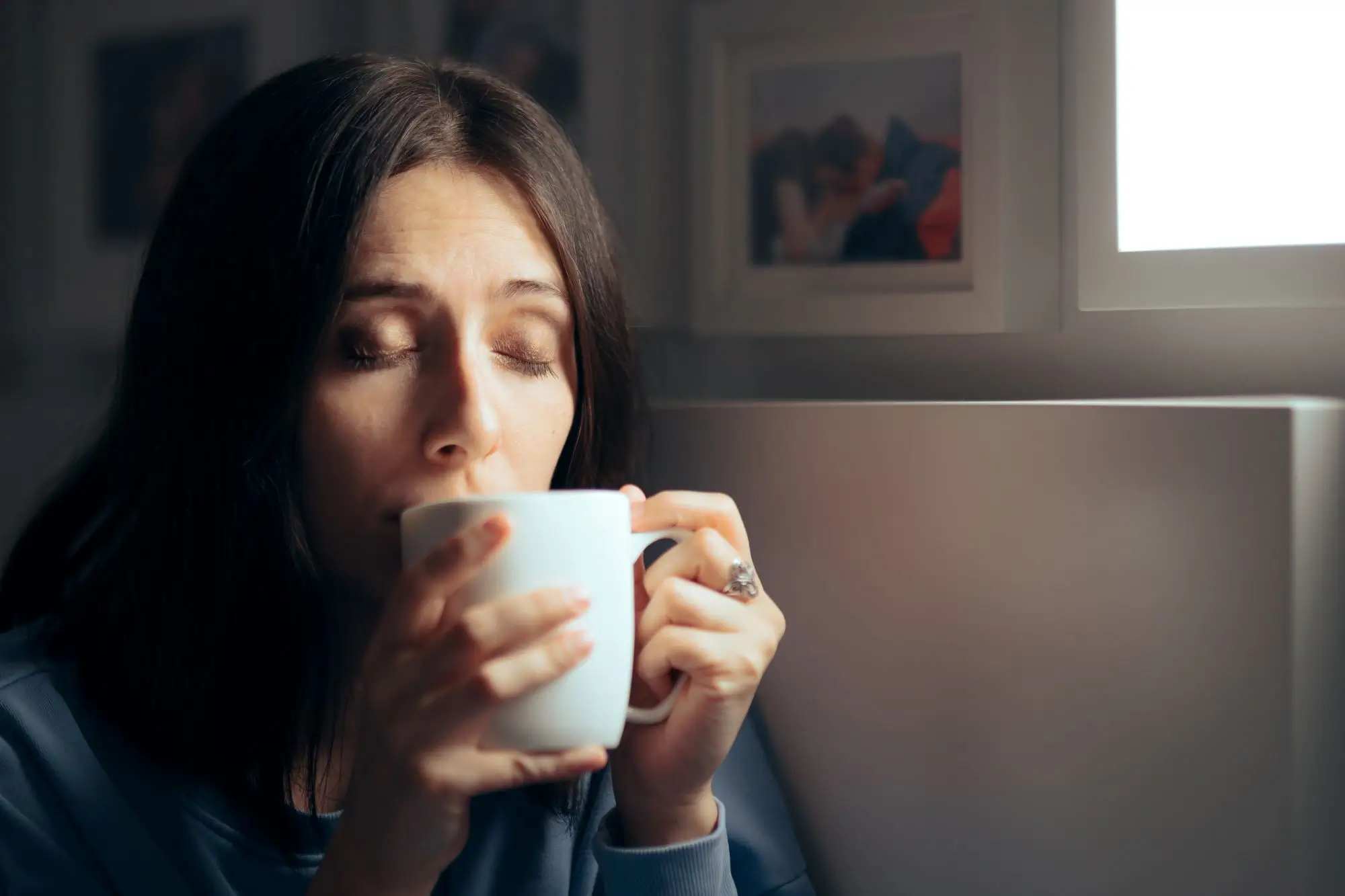 žena pijící nápoj z hrnečku