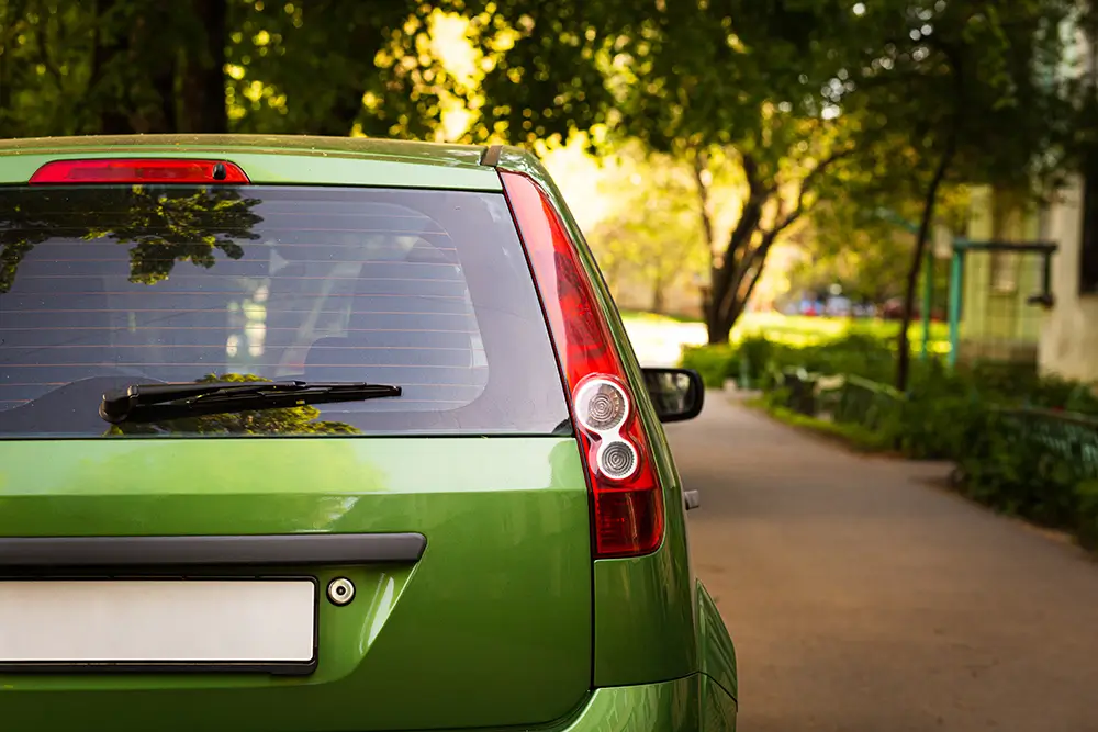 Podle dat carVertical nejméně bourají zelená auta. - SportDeník zelené auto na silnici