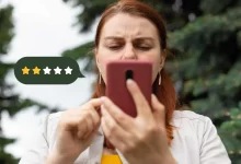 žena uděluje negativní hodnocení