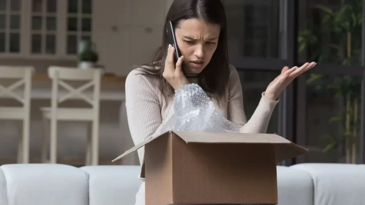 Žena reklamující zásilku po telefonu
