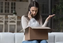 Žena reklamující zásilku po telefonu