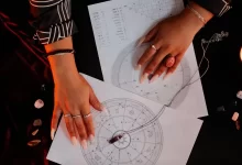 žena tvoří horoskop