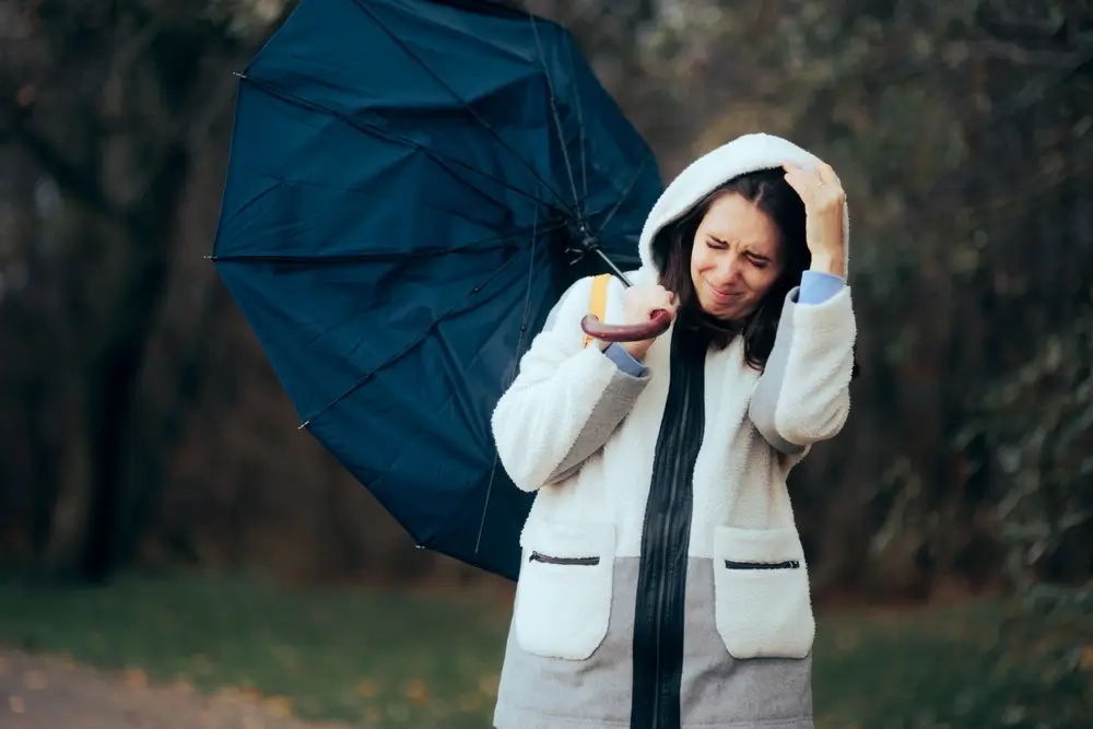 Teploty jen tak nestoupnou - SportDeník žena kráčí ve větru
