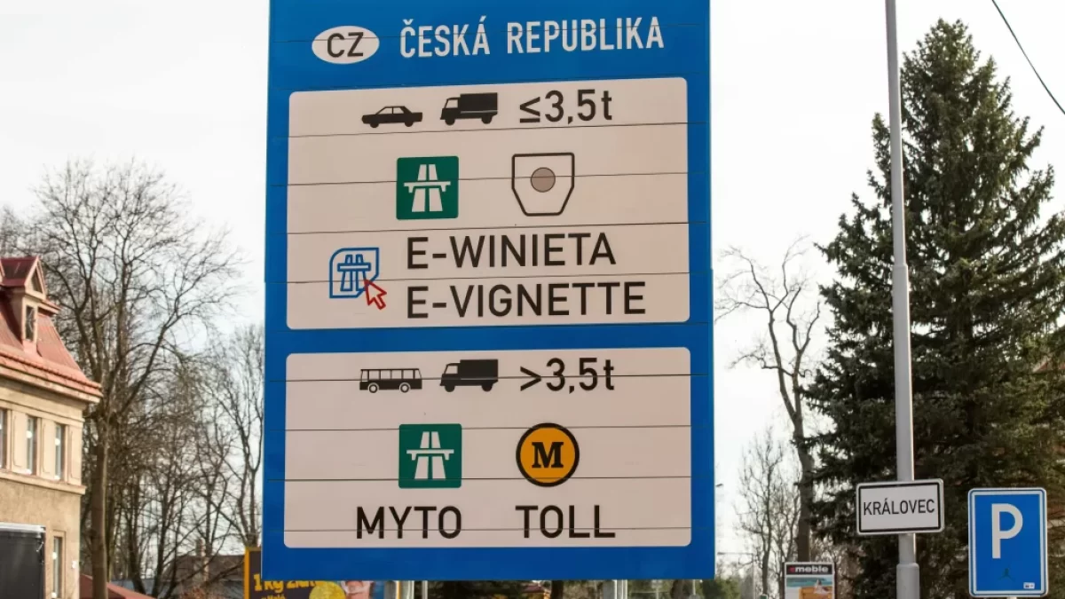 cedule na dálnici